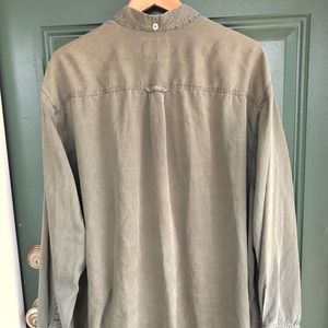 Tommy Bahama Shirts - Tommy Bahama lightweight tencel blend button down Tommy Bahama Shirts - Tommy Bahama lightweight tencel blend button down